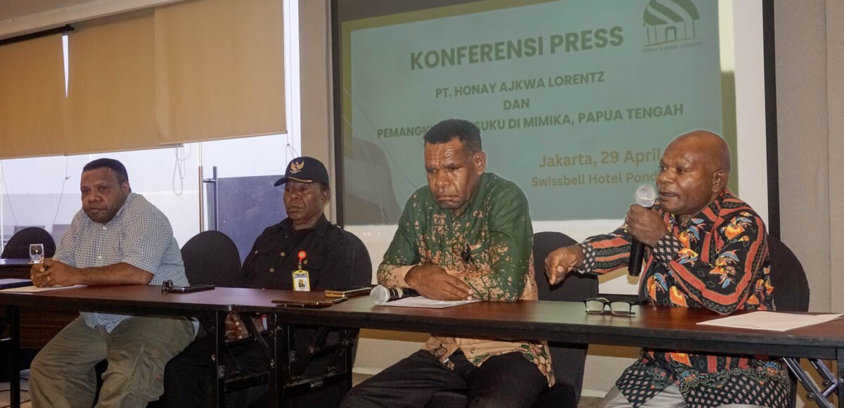 Perwakilan suku di Mimika menyampaikan pernyataan di Jakarta.
