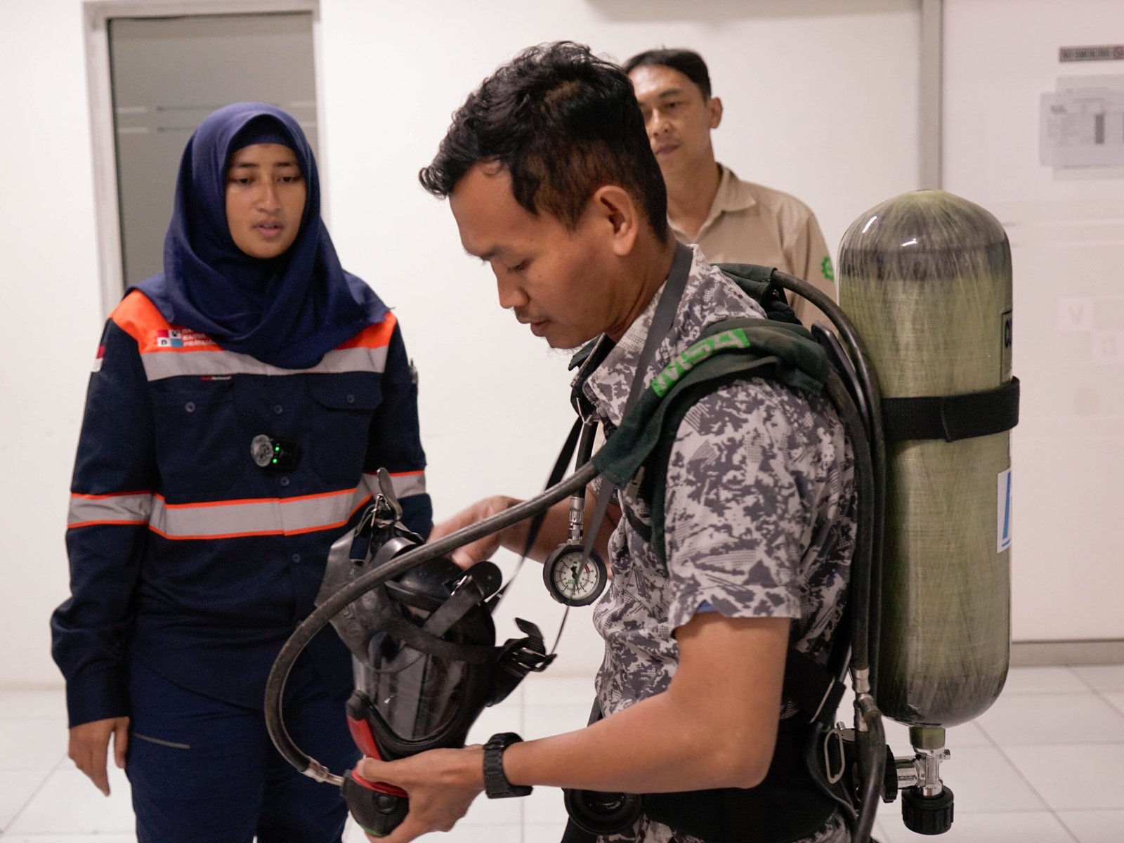 Proses pelatihan penggunaan SCBA yang teliti. Setiap langkah dipelajari dengan saksama.