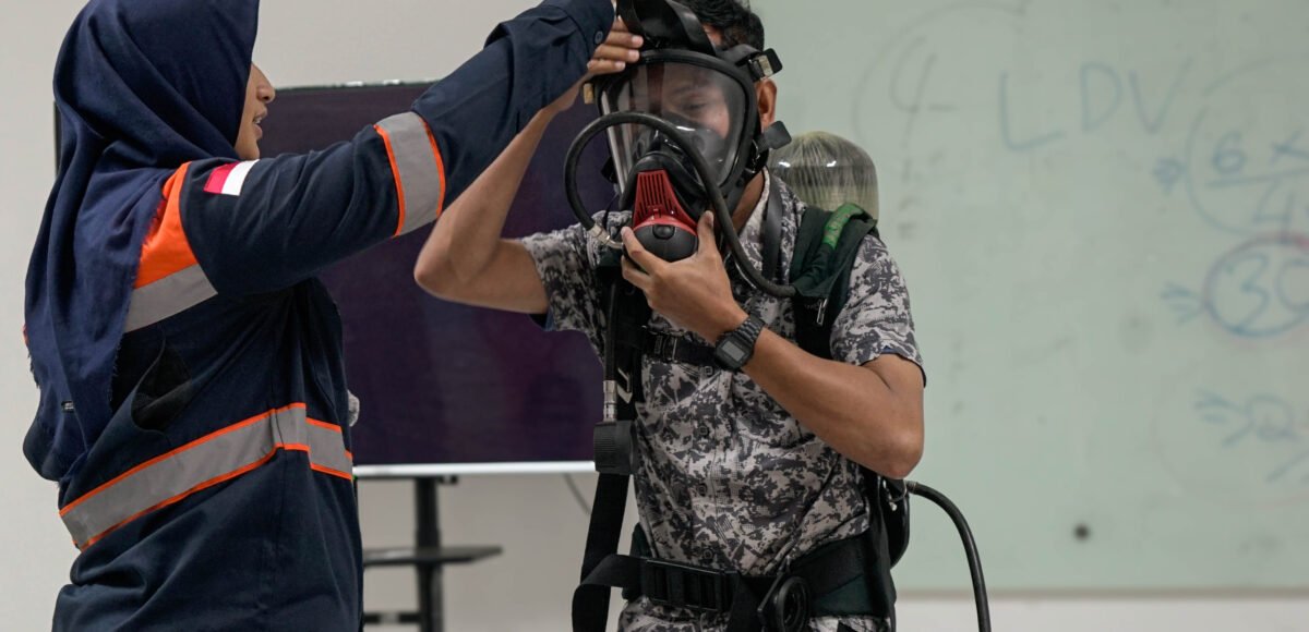 Proses pemasangan masker pernapasan, memastikan perlindungan maksimal.