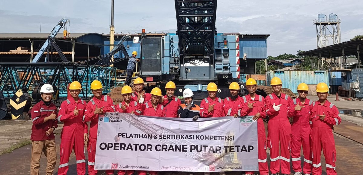 Suasana pelatihan operator crane putar tetap, penuh dengan antusiasme dan profesionalisme.