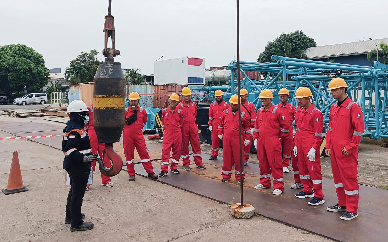 Pelatihan pengoperasian crane, fokus pada keselamatan dan teknik.