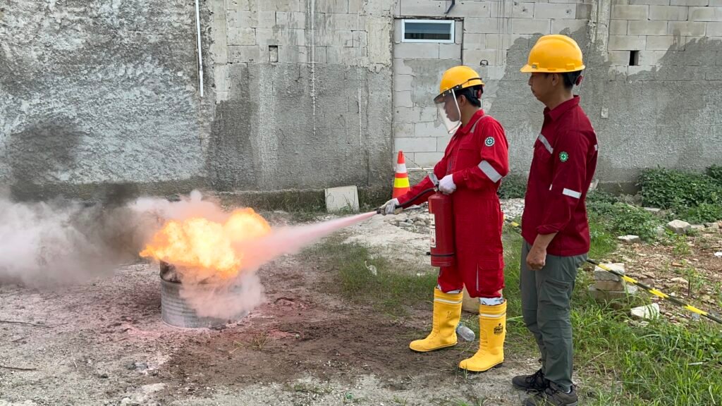 Pelatihan pemadaman api dan SMK3 yang intensif, menunjukkan keterampilan dan kesiapan.