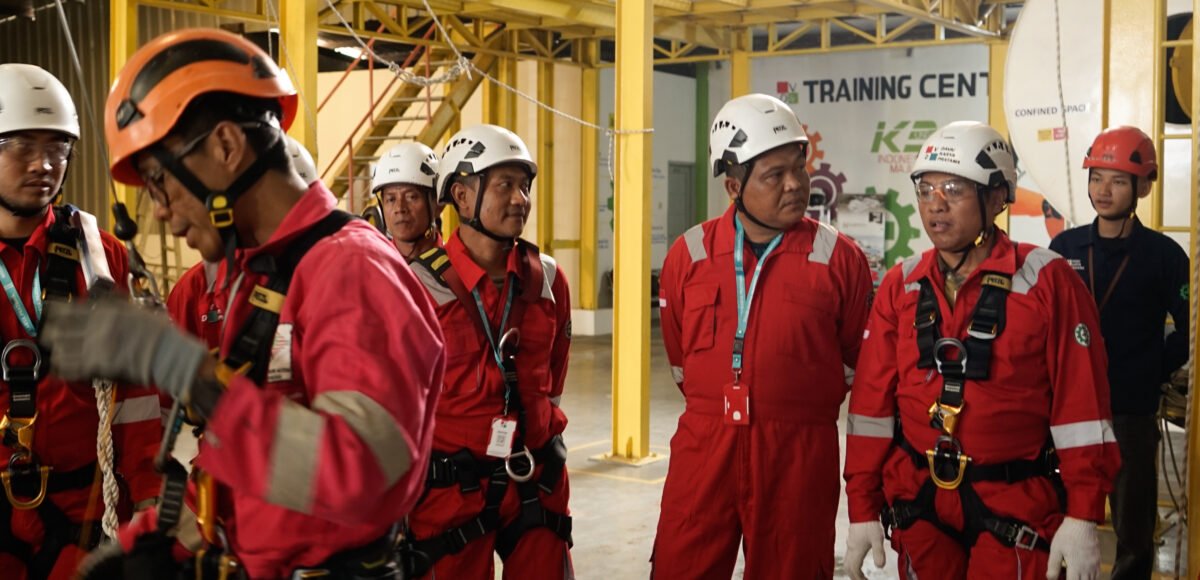 Suasana serius dan terfokus di tempat pelatihan Davai karya Pratama.
