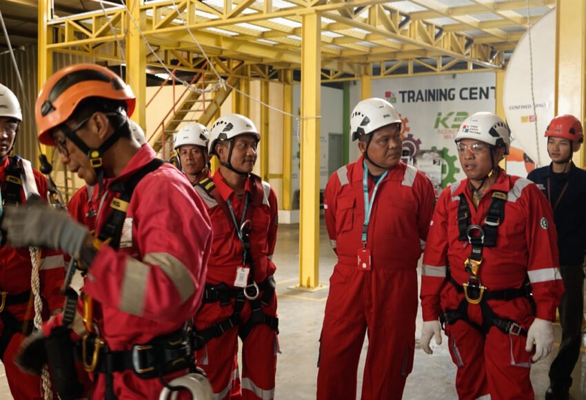 Suasana serius dan terfokus di tempat pelatihan Davai karya Pratama.