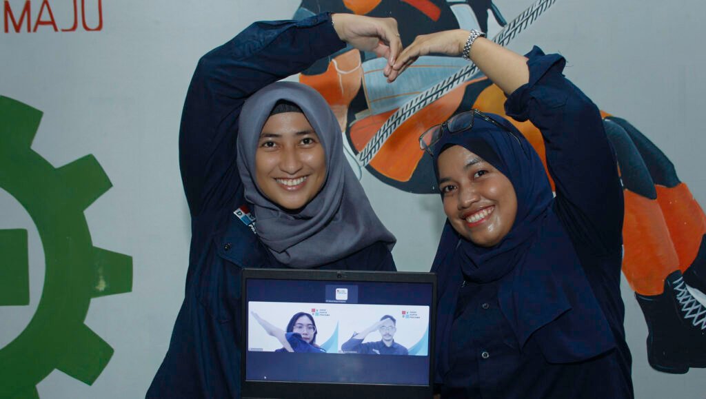 Nia (kiri) bersama rekan sesama Pelatih K3 di PT Davai Karya Pratama