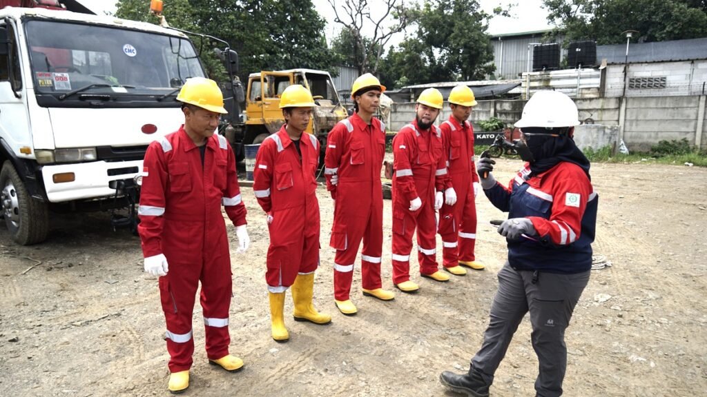 Hasna sedang melatih juru Ikat