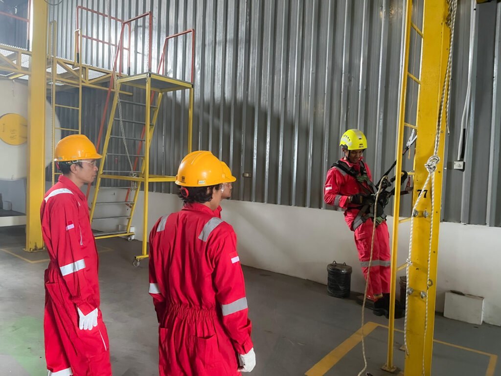 Suasana pelatihan K3 ketinggian di TC Davai Karya Pratama