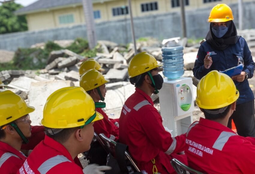 Nia sedang memberikan teori sebelum pelatihan forklift