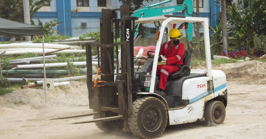Pelatihan forklift di Davai karya Pratama
