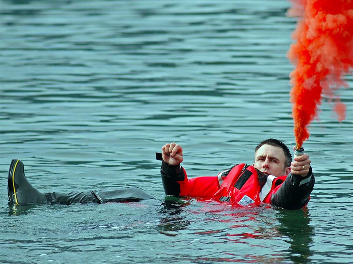 Ilustrasi penggunaan Flare saat di laut